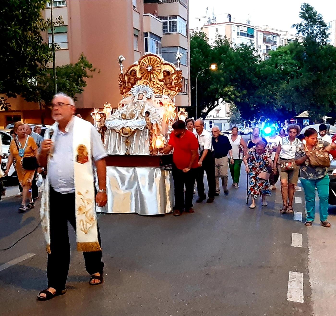 La Virgen del Tránsito recorre las calles de la parroquia de Santo Tomás
