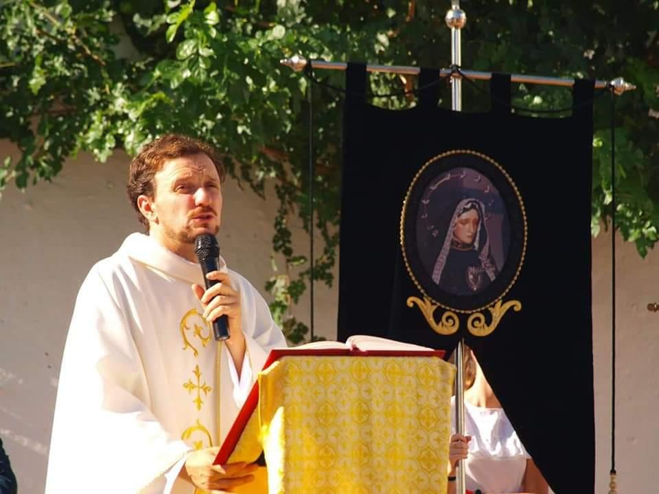 El sacerdote, José Luis Bellón, durante una celebración