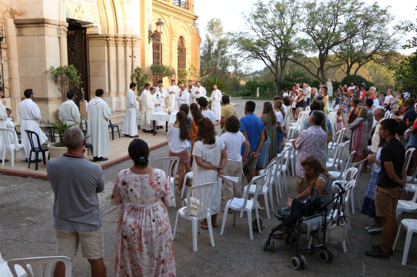 Eucaristía de El Familión delante de la capilla del Buen Pastor //KSA