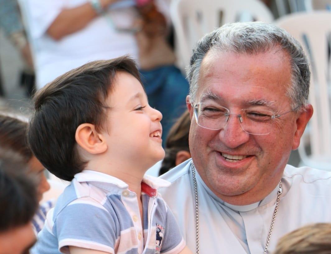 D. Ginés junto a uno de los niños que acudió al El Familión //KSA