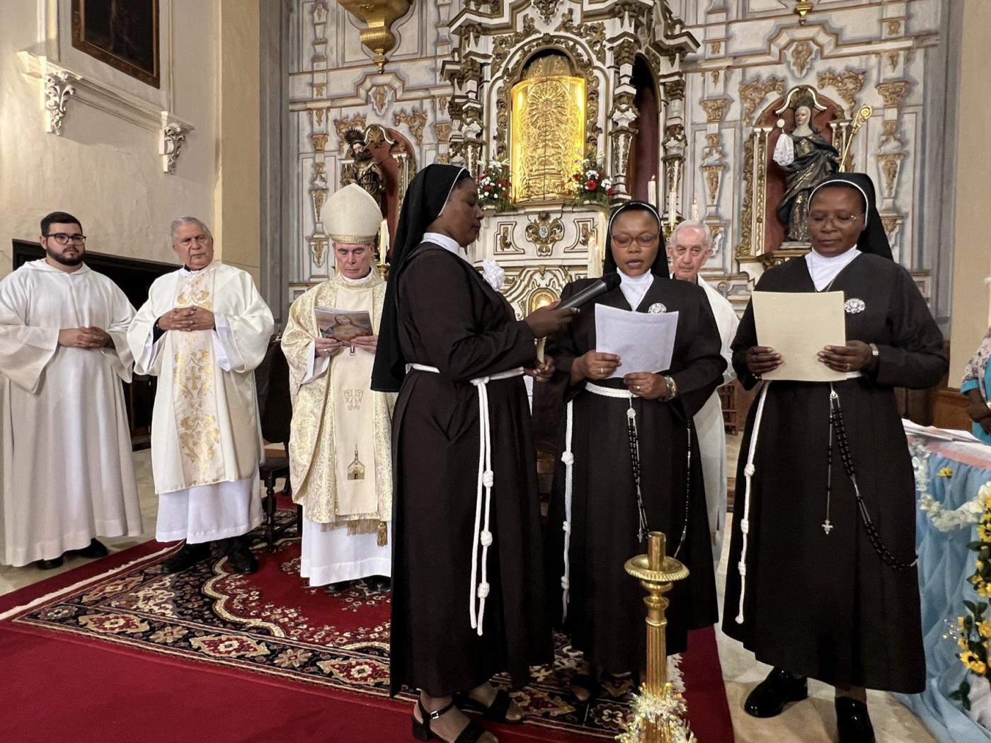 Mons. Catalá acompañó a Sor Christine y Sor Jackline en sus bodas de plata como consagradas