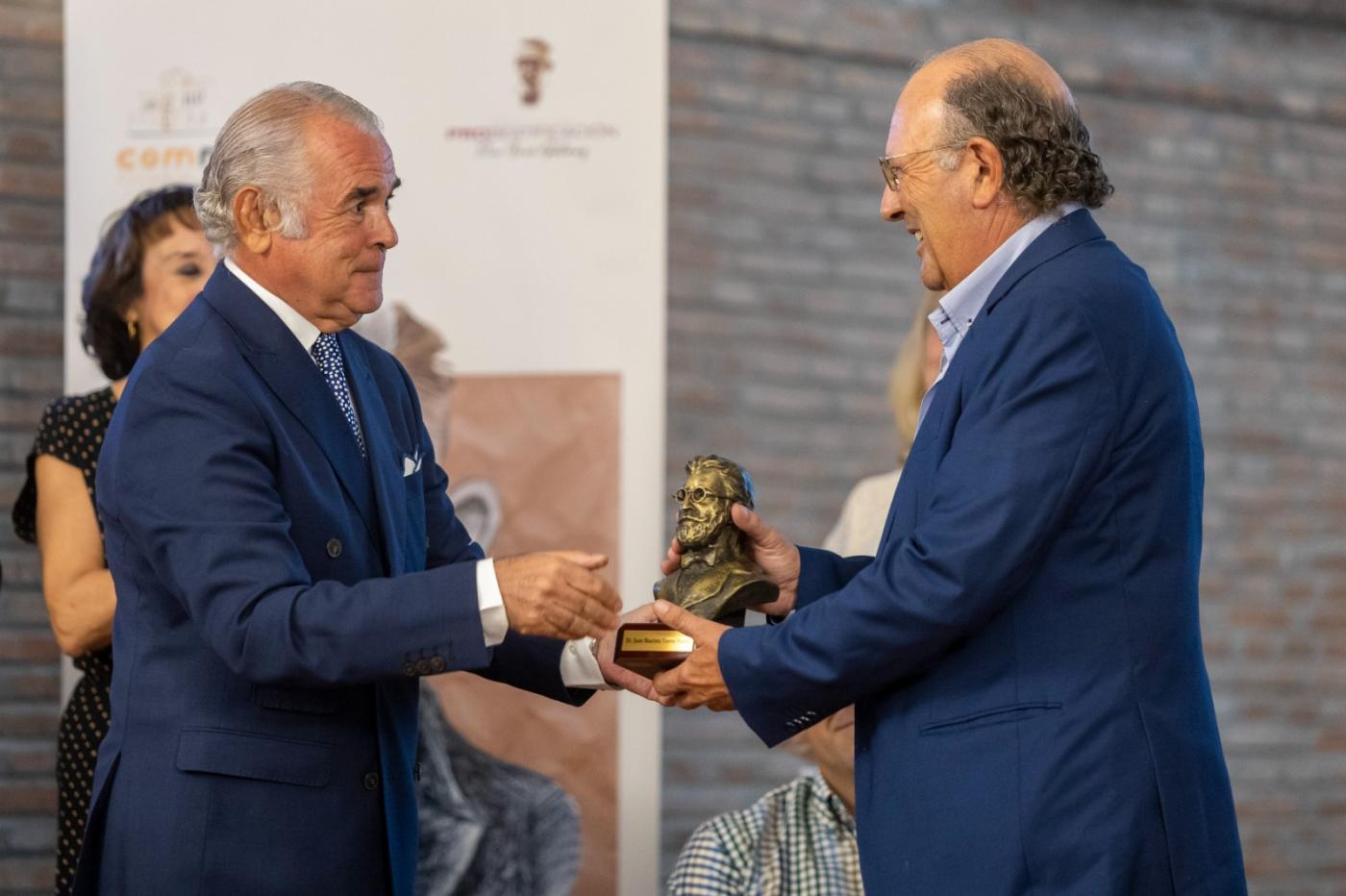 Pedro Navarro entregó el premio al doctor Juan Bautista Torres