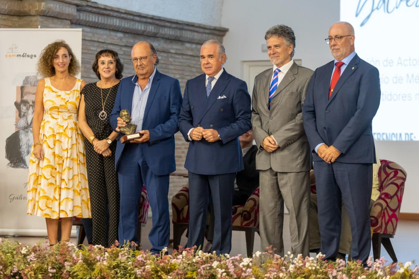 Juan Bautista Torres junto a la directiva del Colegio de Médicos de Málaga