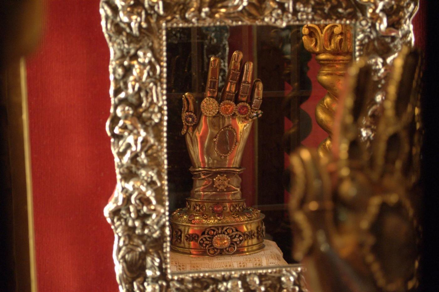 «La mano de santa Teresa trae fieles de todo el mundo»