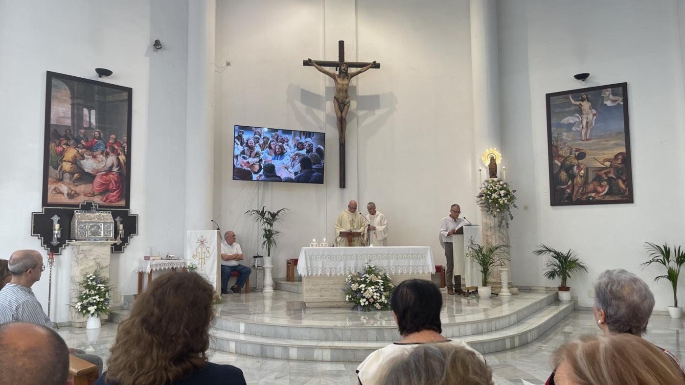 Asistentes y concelebrantes en la solemne misa de la festividad de Nuestra Señora del Pilar // J. Contreras