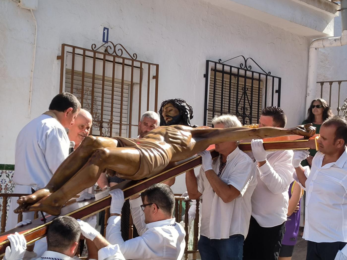 El Cristo de la Salud visita a los enfermos y mayores de Benamocarra