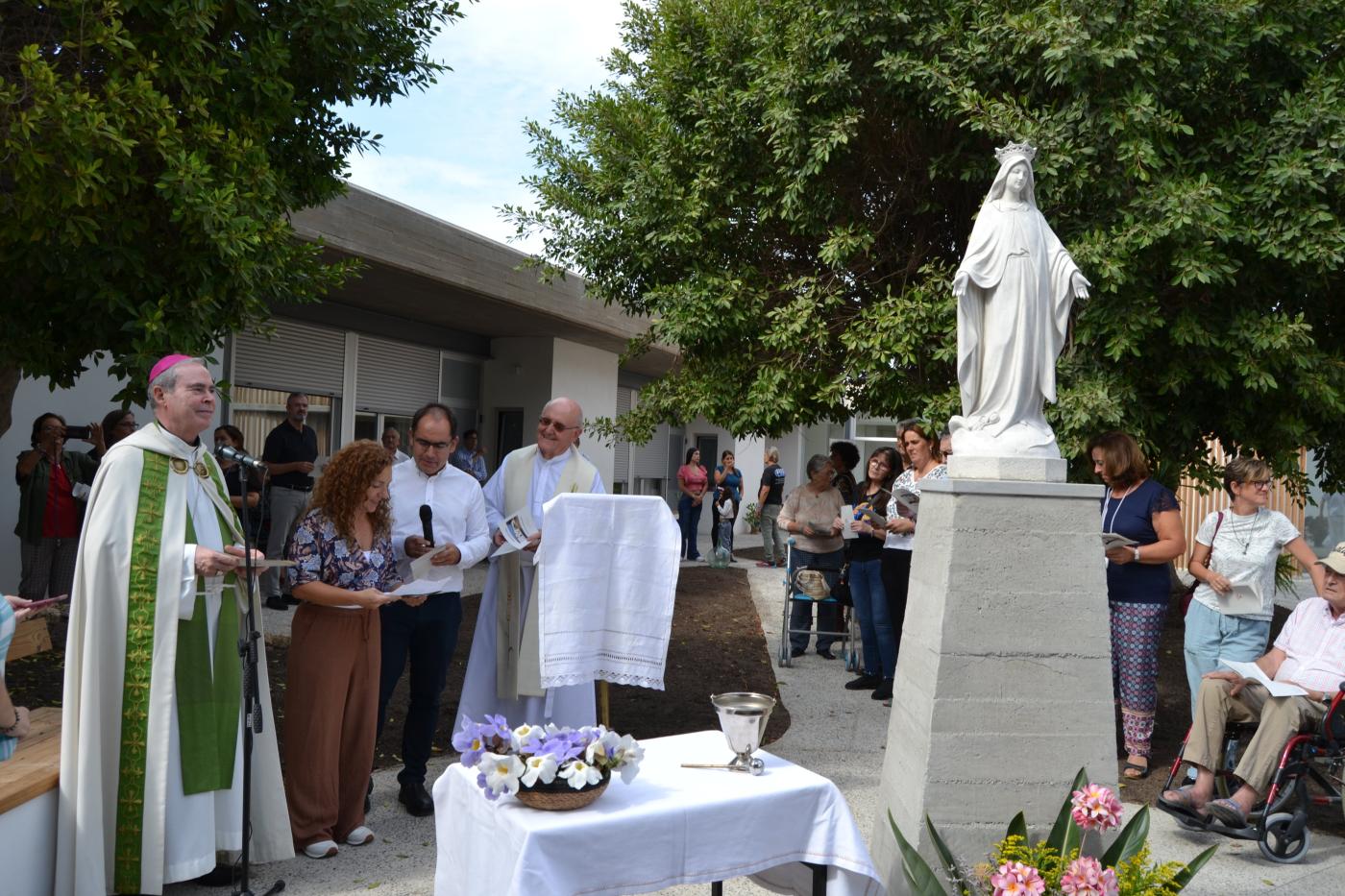 El Sr. Obispo bendice las nuevas instalaciones de la casa de acogida para enfermos de sida Colichet