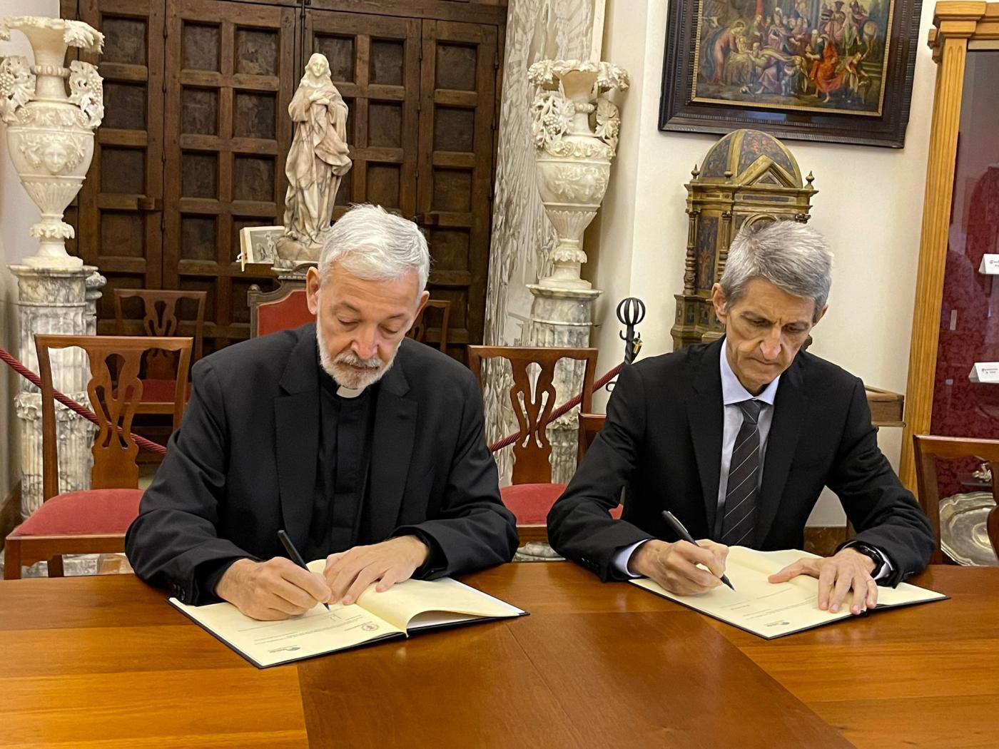 José Manuel Ferrary, deán de la Catedral de Málaga, y José Manuel Domínguez, presidente de la Fundación Bancaria Unicaja, durante la firma del convenio