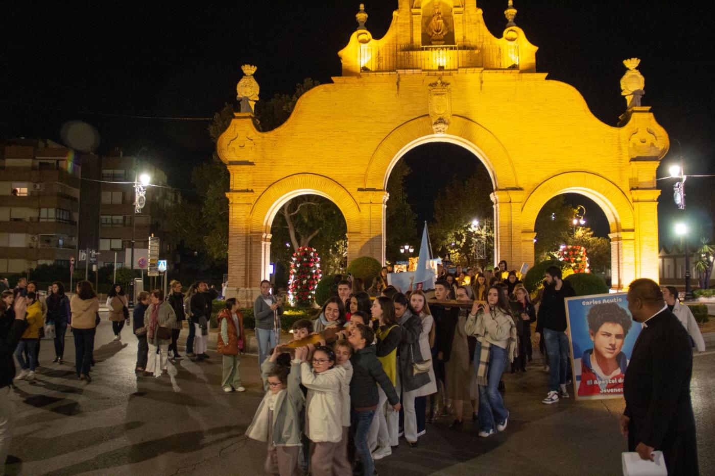 La Cruz de los Jóvenes peregrina por Antequera