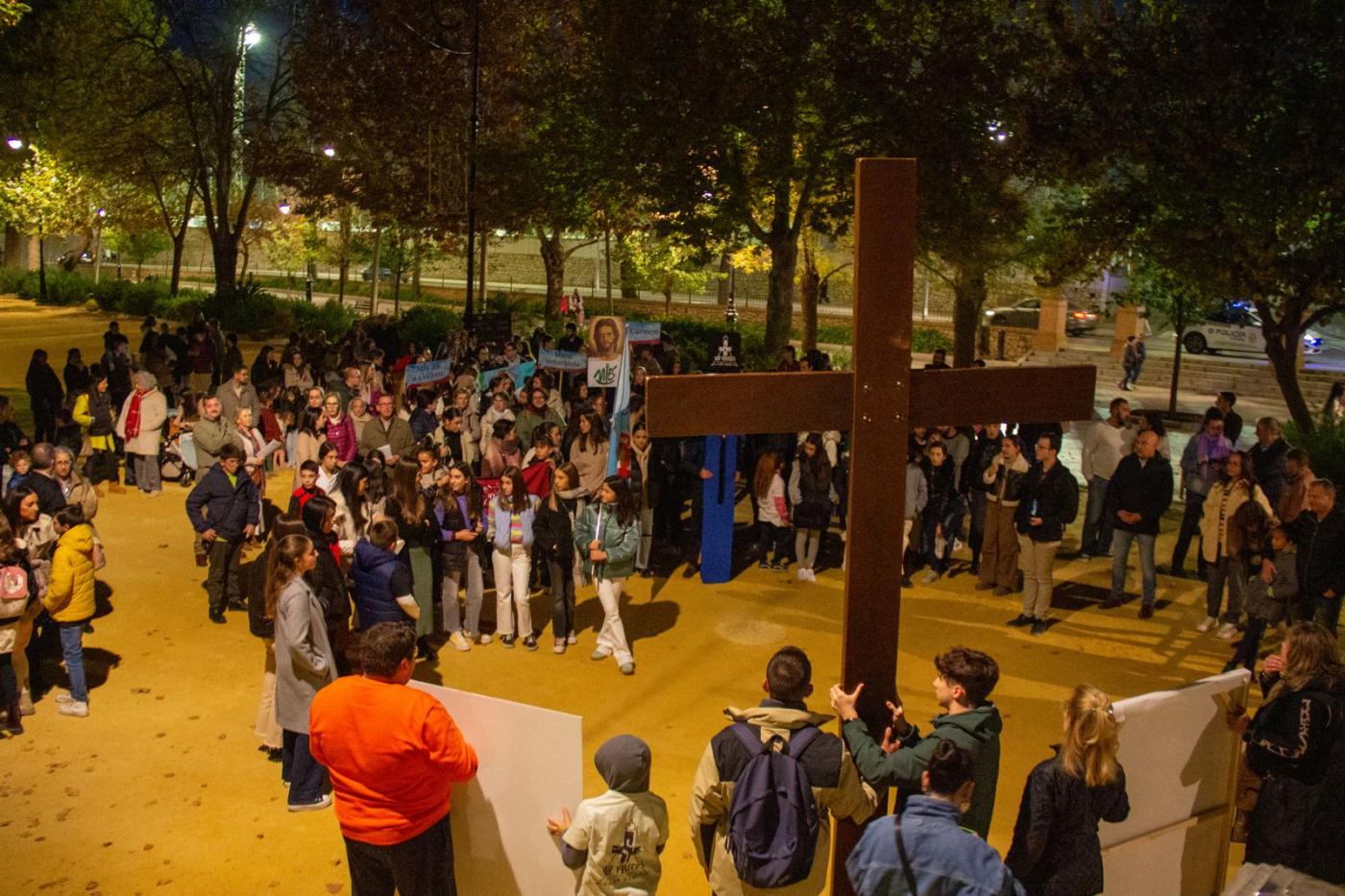 La Cruz de los Jóvenes peregrina por Antequera // SML