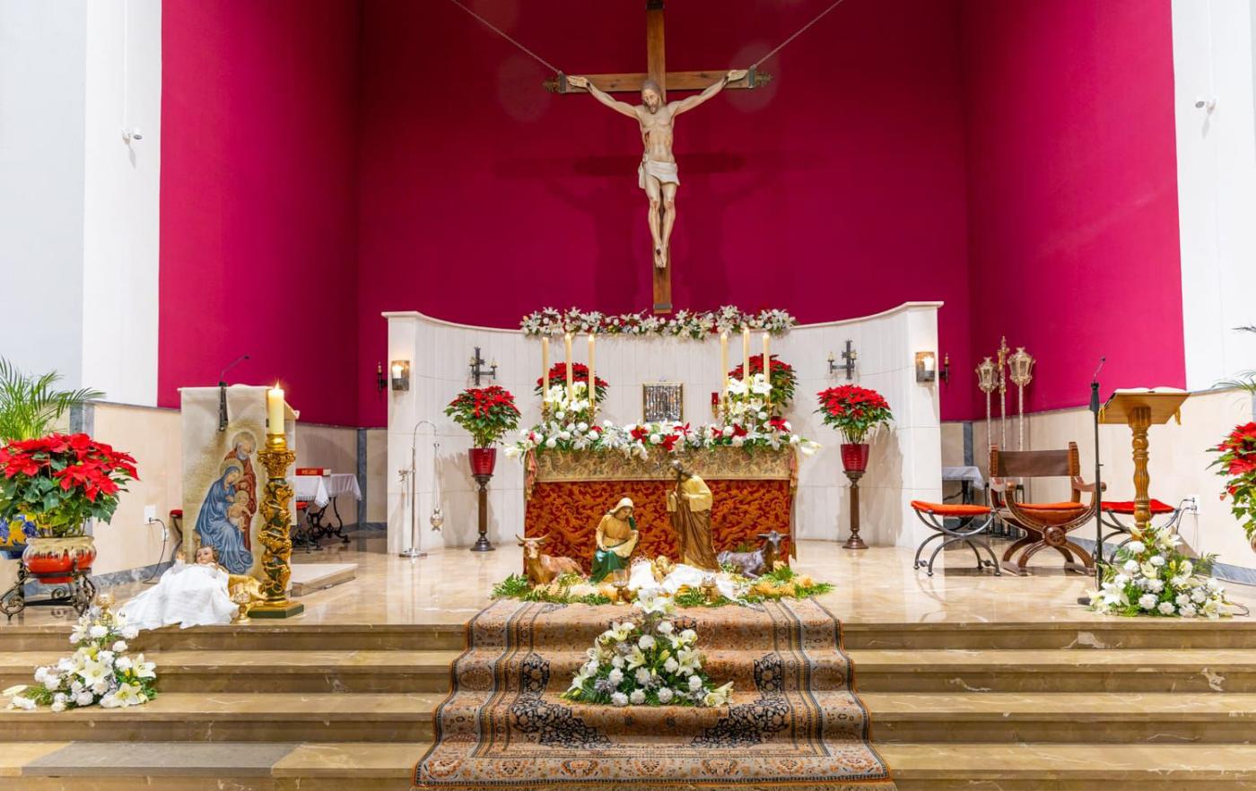 Presbiterio engalanado especialmente para la Eucaristía de apertura de las celebraciones por el 50 aniversario de la parroquia de la Natividad del Señor. FOTO: PACO CASTRO