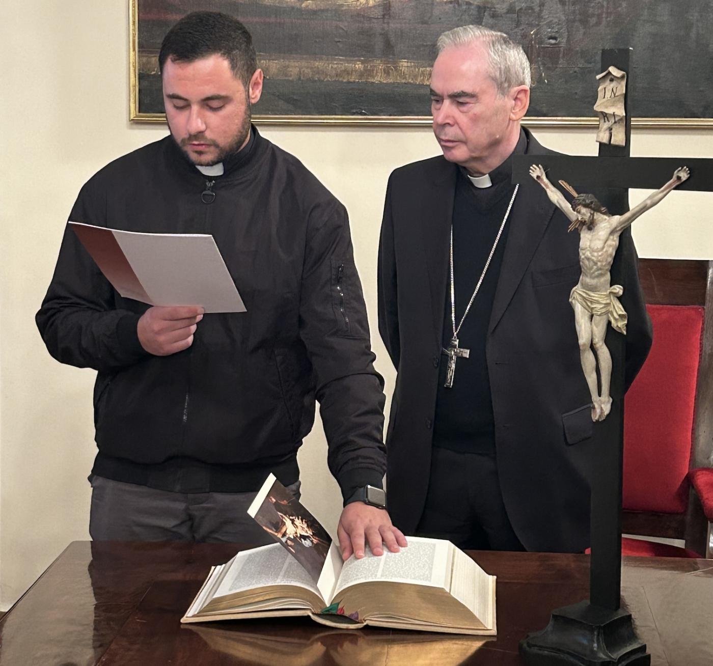 Profesión de fe y juramento de Daniel Gutiérrez previos a su ordenación sacerdotal