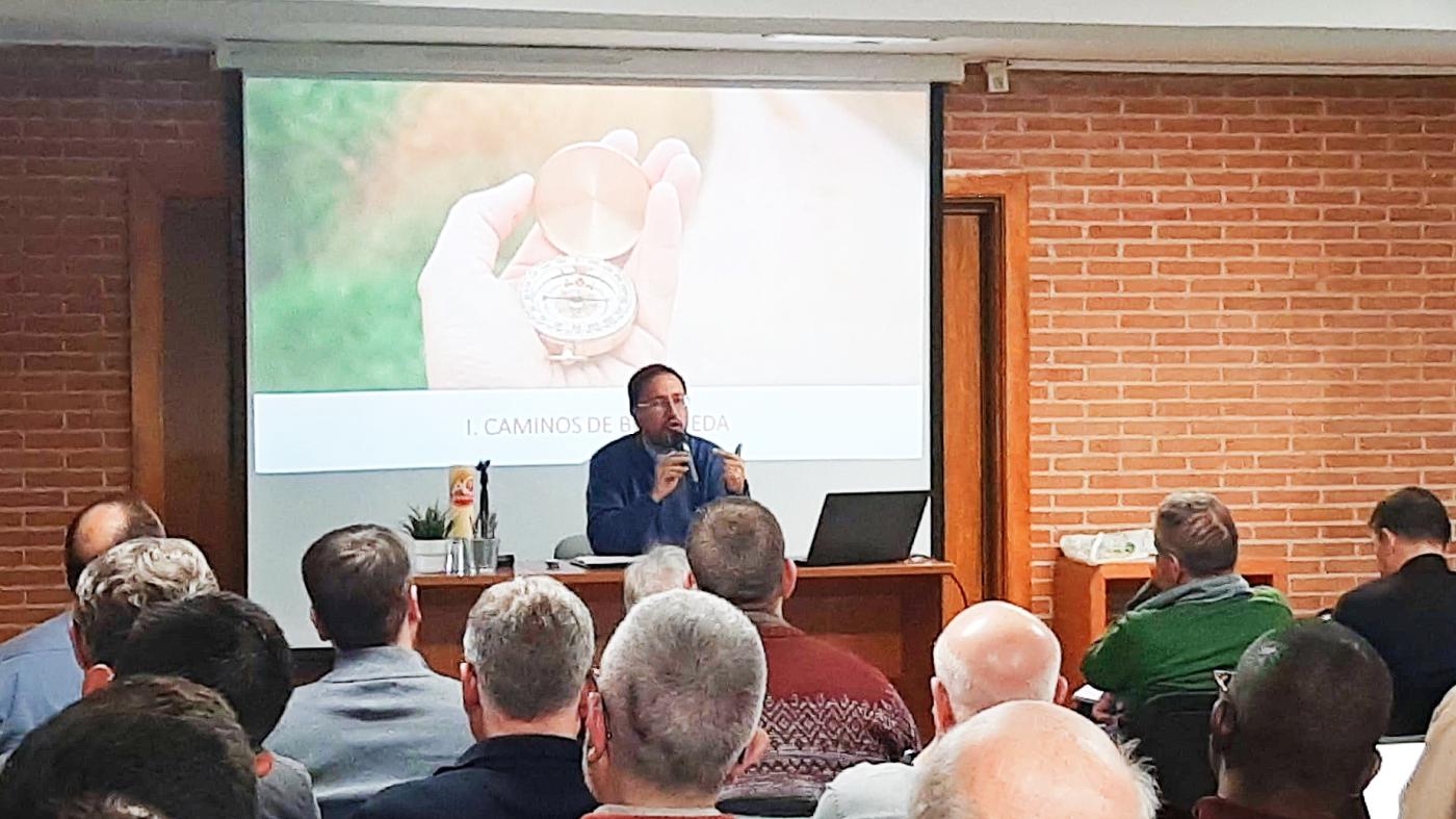 Francisco Castro dirige la formación del clero en un encuentro organizado por la ACG