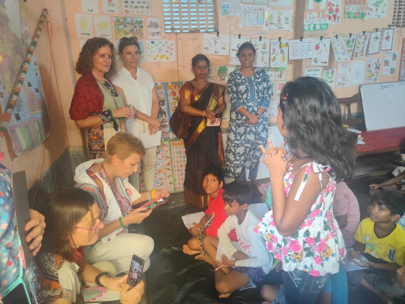 Rosalina Santos en la misión de Calcuta que visitó acompañada de otras voluntarias de Manos Unidas de España