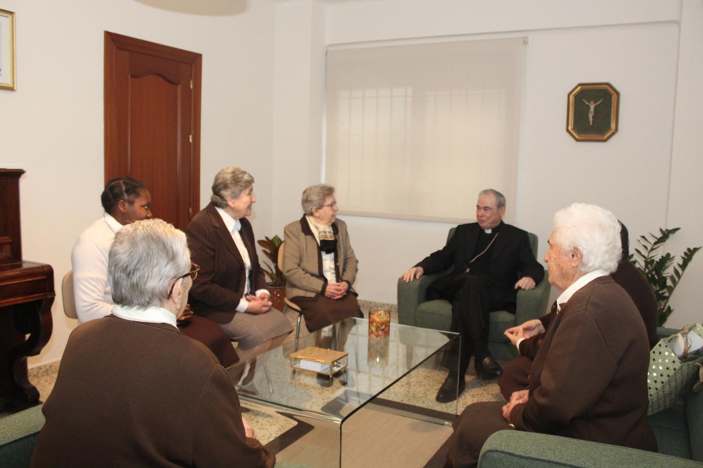 Visita del Sr. Obispo al colegio Madre Asunción de las Carmelitas del Sagrado Corazón de Jesús por el centenario de la congregación