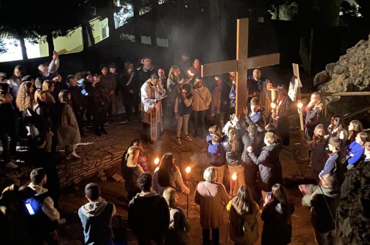 Los jóvenes de Antequera comienzan la Cuaresma con un Via Crucis por la Alcazaba
