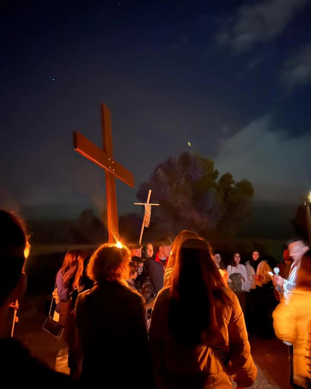 Los jóvenes de Antequera comienzan la Cuaresma con un Via Crucis por la Alcazaba