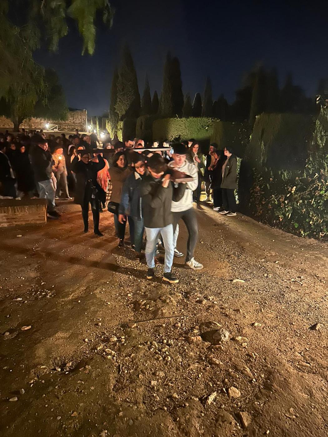 Los jóvenes de Antequera comienzan la Cuaresma con un Via Crucis por la Alcazaba