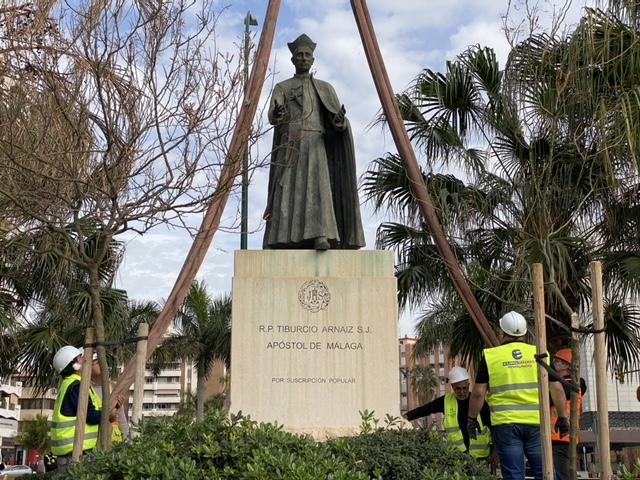 Traslado de la escultura del P. Arnaiz