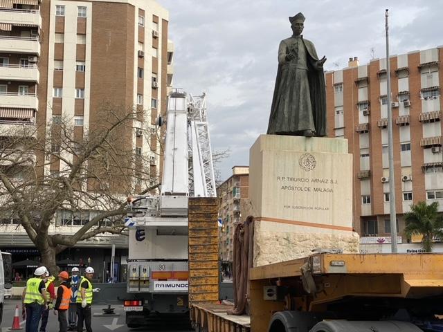 Traslado de la escultura del P. Arnaiz