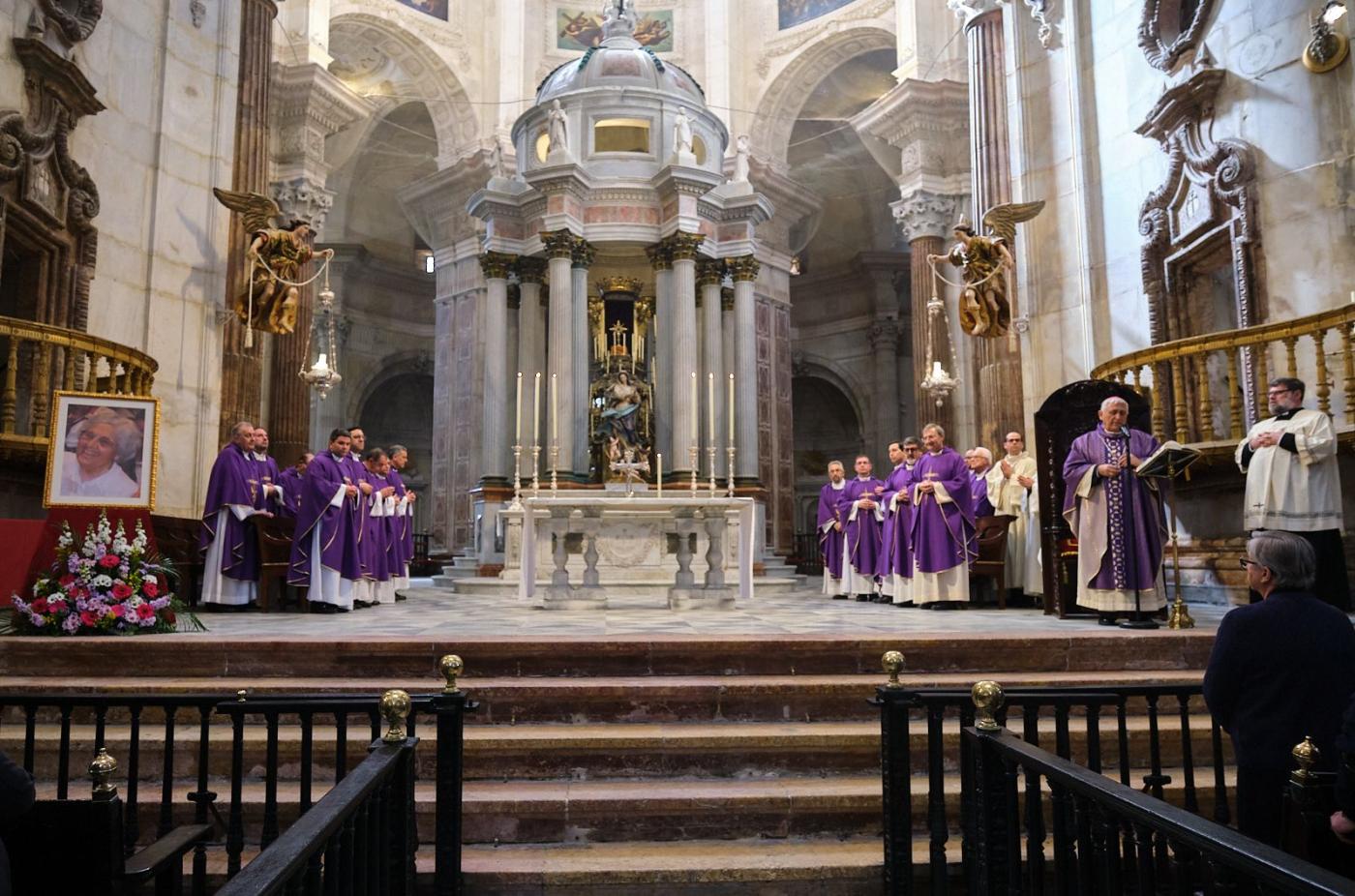 Eucaristía previa a la sesión de apertura de la causa de beatificación de la madre Prado en la Catedral de Cádiz