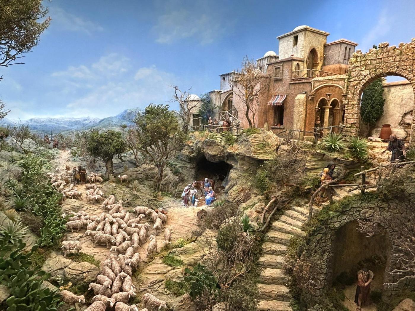 La parroquia de San Juan Bautista de Coín visita la Pasión en el Museo de Belenes de Mollina