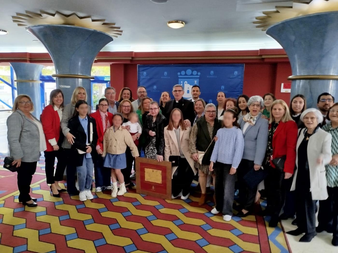 Miembros de la hermandad del Carmen de Marbella con el párroco, tras la entrega de la medalla de la ciudad