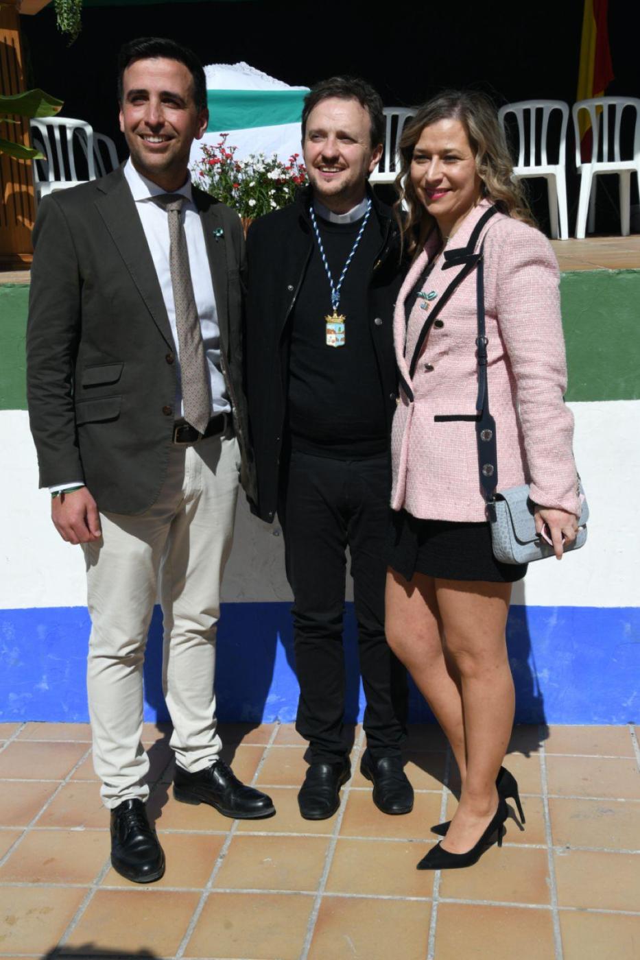 Entrega del reconocimiento como hijo adoptivo de Tolox al sacerdote José Luis Bellón