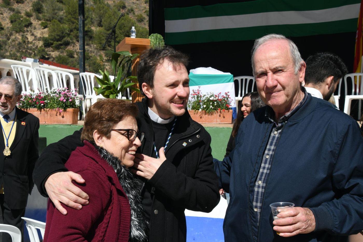 Entrega del reconocimiento como hijo adoptivo de Tolox al sacerdote José Luis Bellón