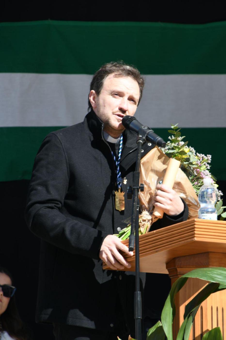 Entrega del reconocimiento como hijo adoptivo de Tolox al sacerdote José Luis Bellón