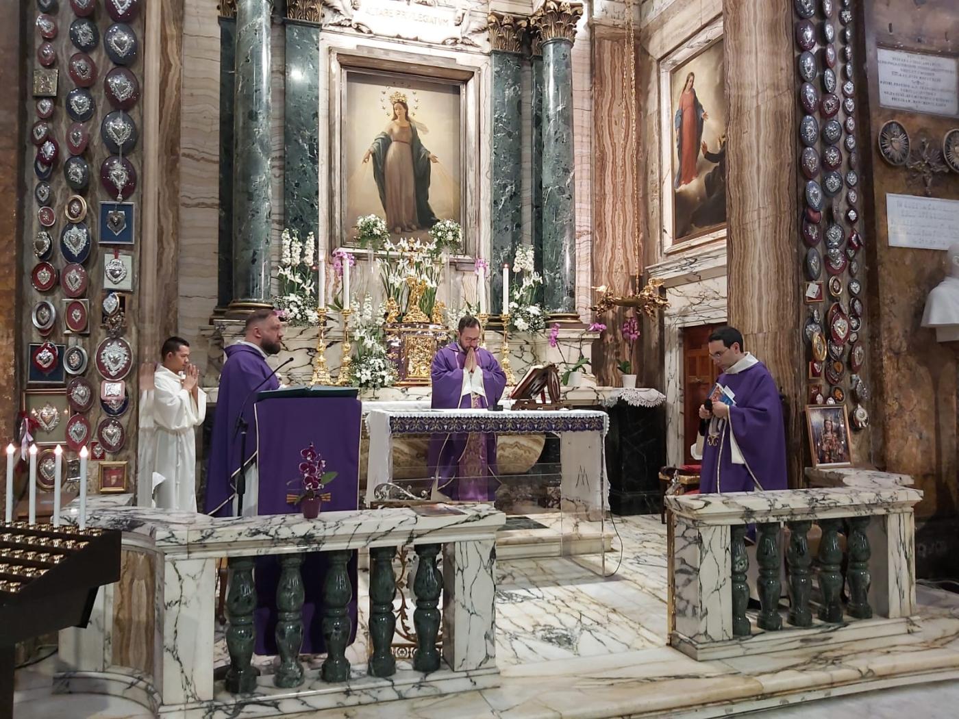 Misa en la Basílica de Sant’Andrea delle Fratte previa a la instalación de la imagen de la patrona de Málaga en la capilla de los mártires