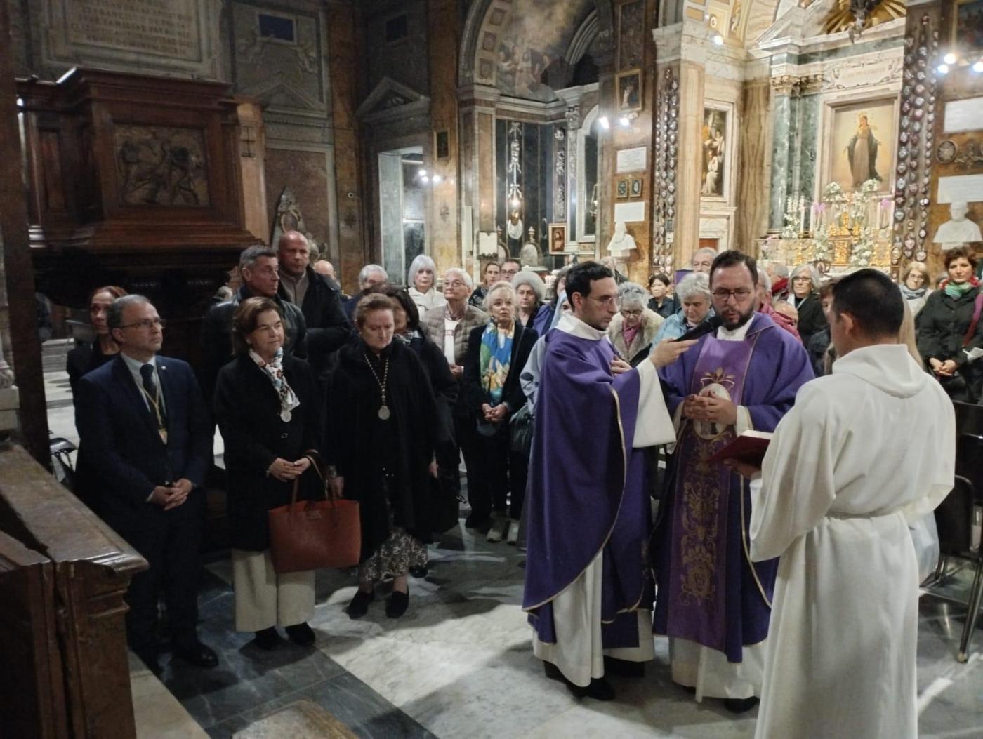 La imagen de la patrona de Málaga bendecida por el Papa se ha instalado en la capilla de los mártires de la Basílica de Sant’Andrea delle Fratte