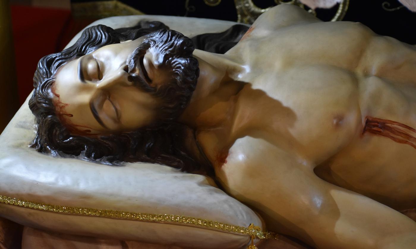 Junto a Cristo muerto