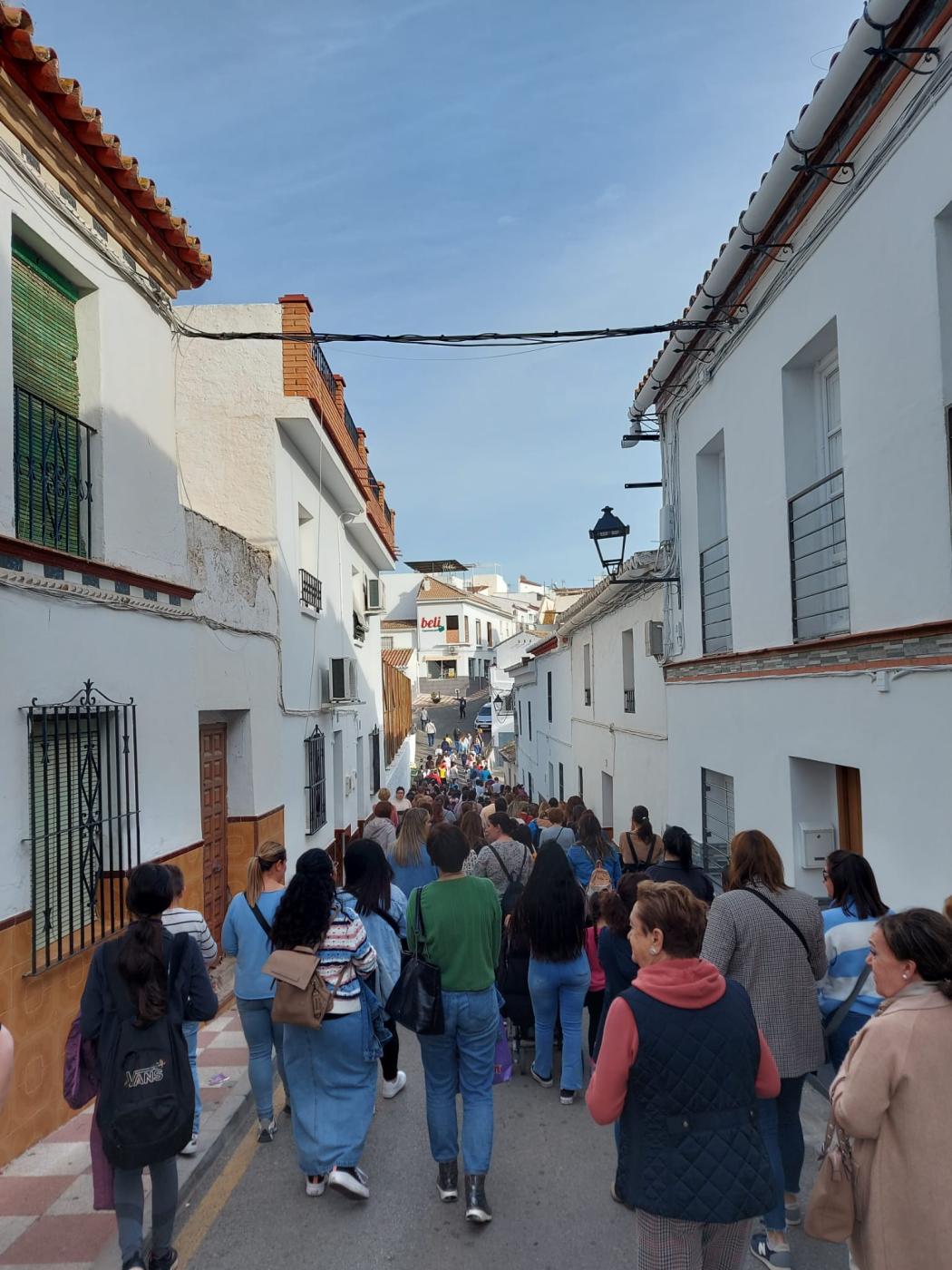 Joven y sentido Via Crucis en Álora