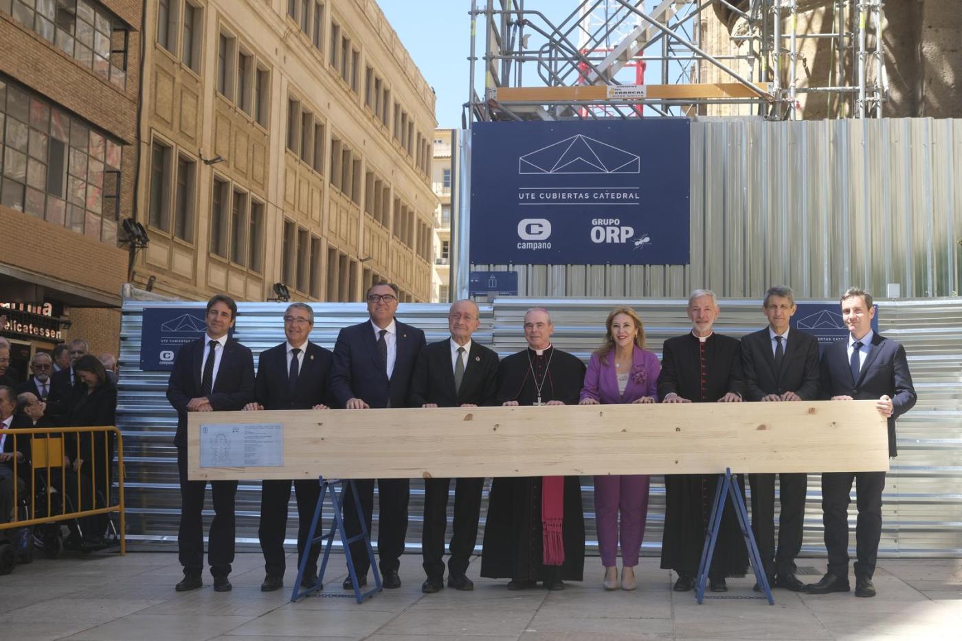 La primera viga del tejado de la Catedral añade un nuevo movimiento a la 'sinfonía inacabada'