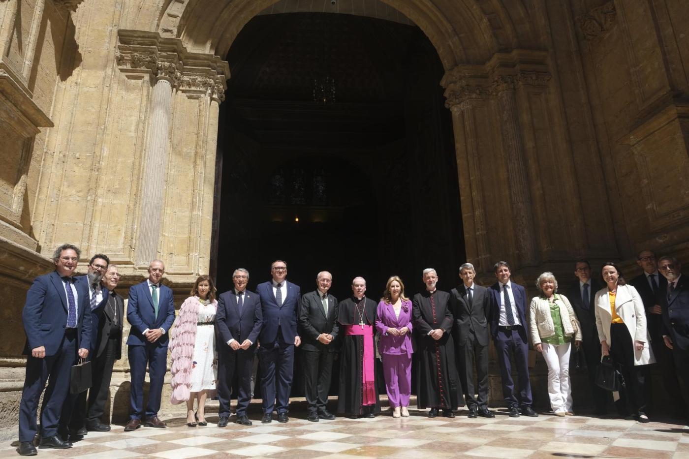Autoridades en la puerta de la Catedral tras el acto protocolario