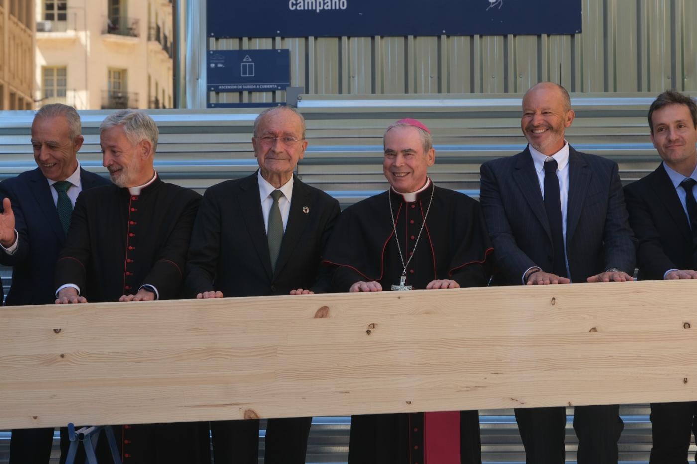 Durante el acto de la primera viga del tejado de la Catedral // F. SILVA