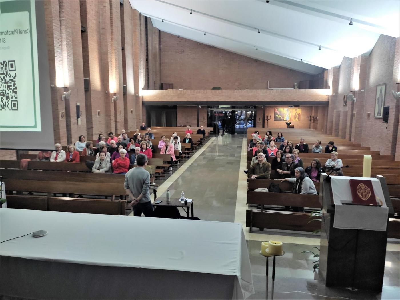 Momento del encuentro formativo Laudato Si' en la parroquia de Los Ángeles