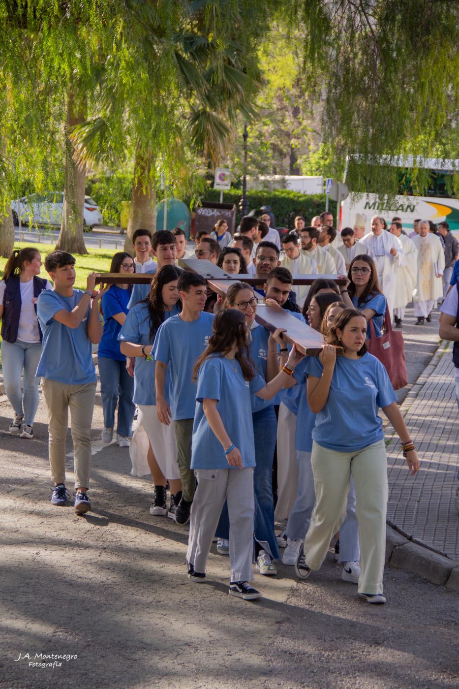Traslado de la Cruz de los Jóvenes hasta el lugar de la celebración de la Eucaristía