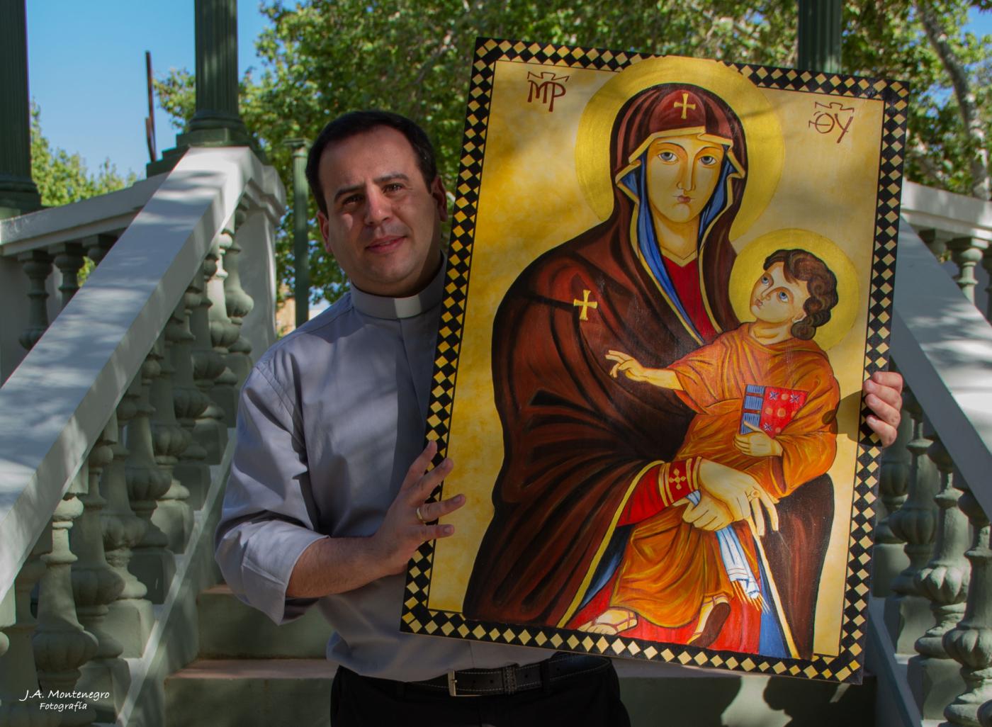 El delegado de Juventud, Francisco Ruiz Guillot muestra el Icono de los Jóvenes