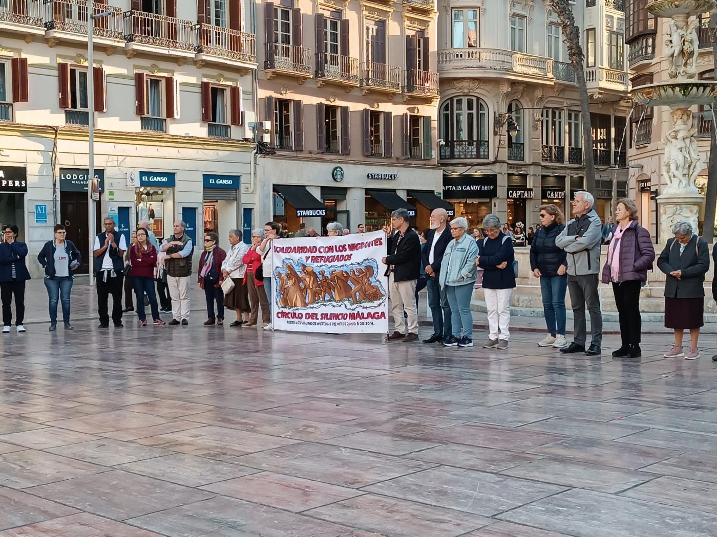 Más de cien personas se unen al Círculo de Silencio de Málaga
