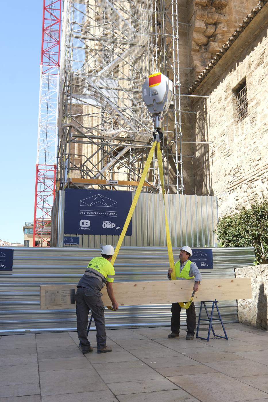 Izado de la primera viga del tejado de la Catedral