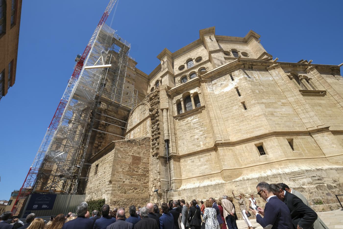 Izado de la primera viga del tejado de la Catedral