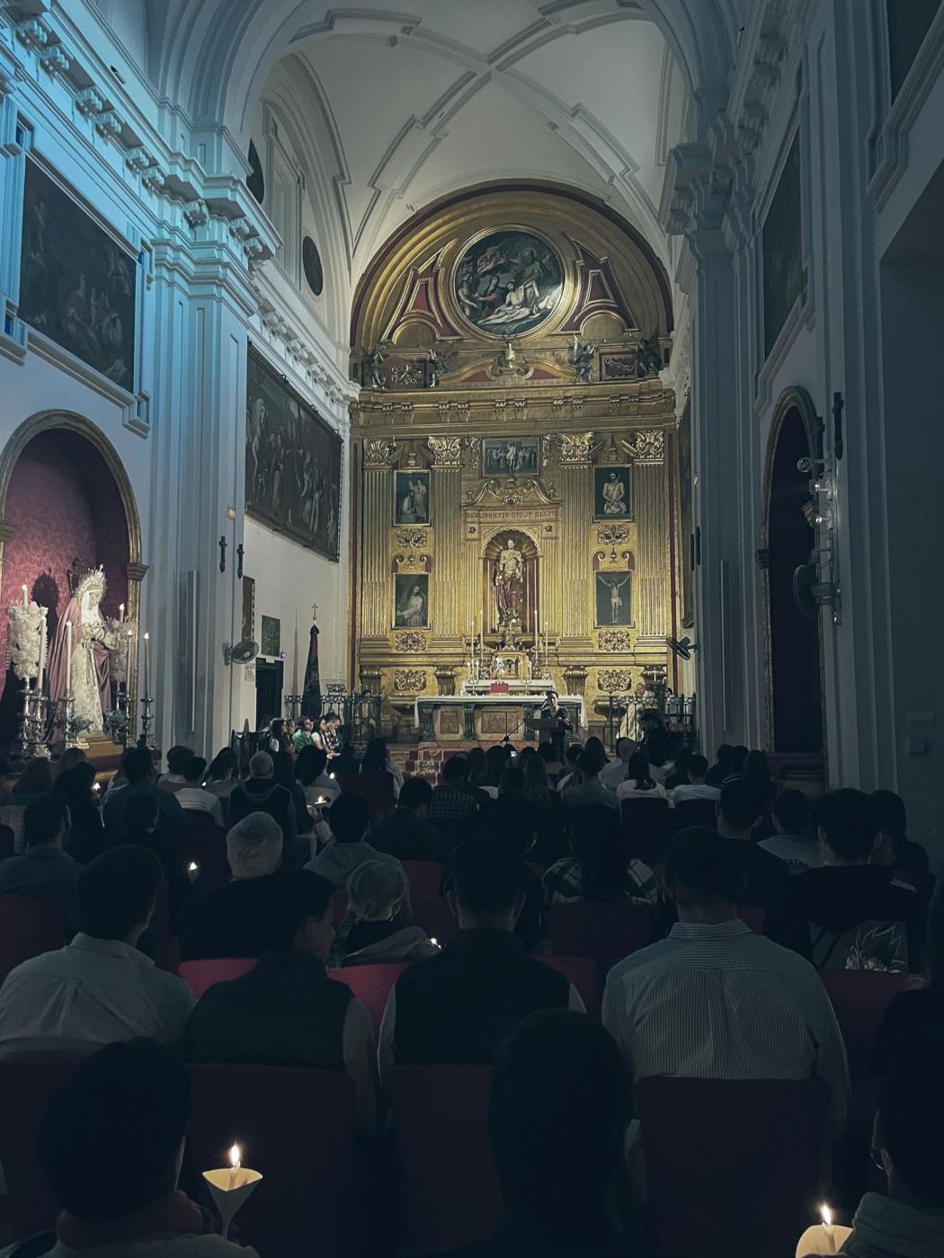 Más de 140 personas rezan el Via Lucis ante el Resucitado