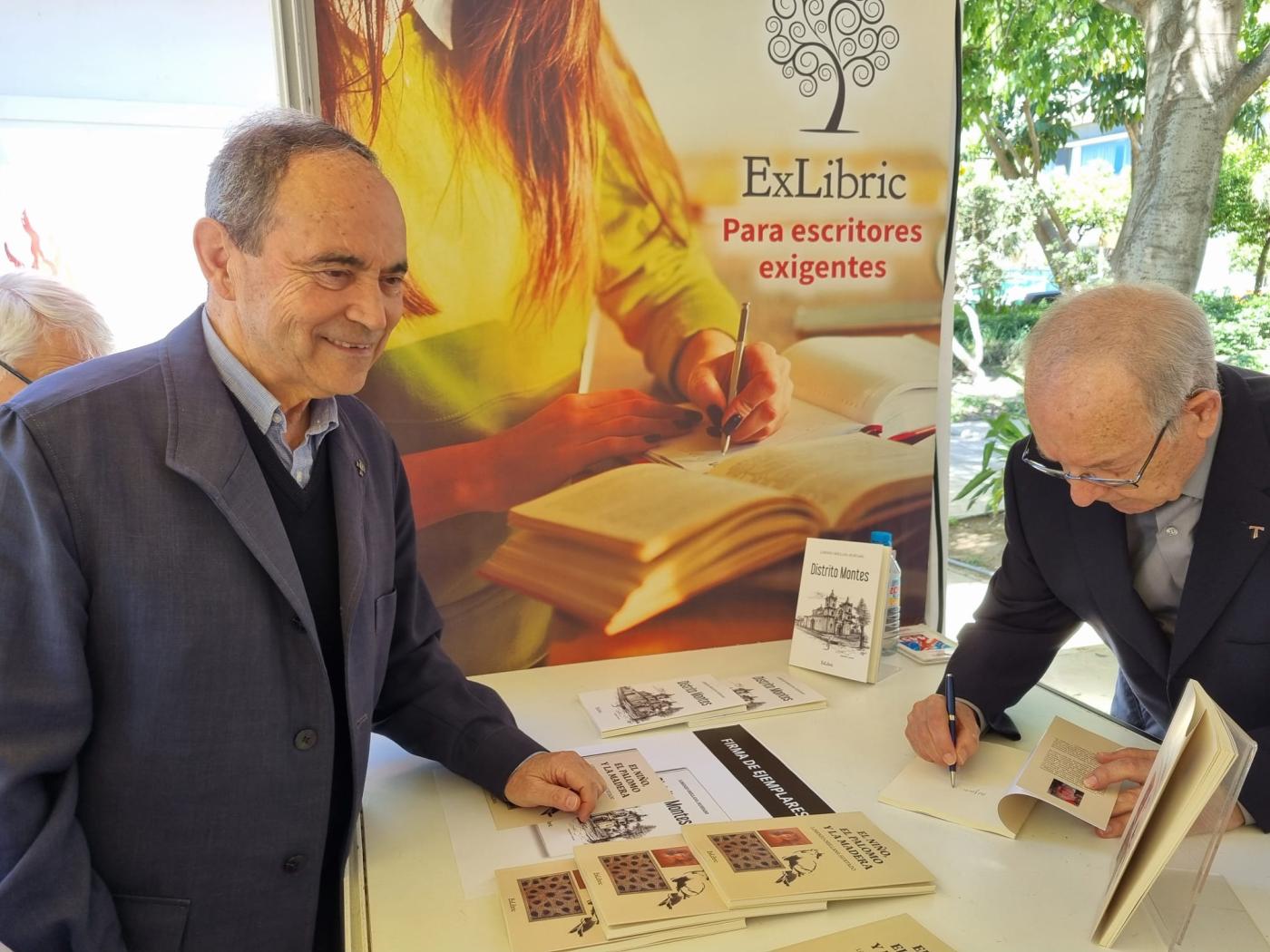 Lorenzo Orellana, en la Feria del Libro de Málaga, firmando ejemplares de su último libro 'El niño, el palomo y la madera'