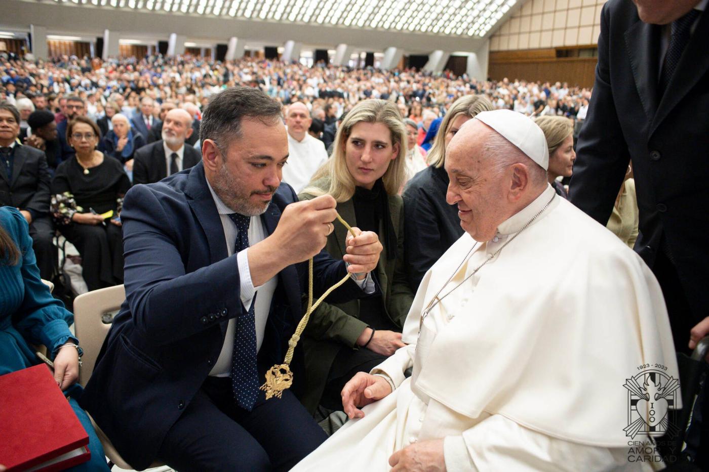 Álvaro Guardiola, hermano mayor de la cofradía del Amor, durante su encuentro con el Papa Francisco
