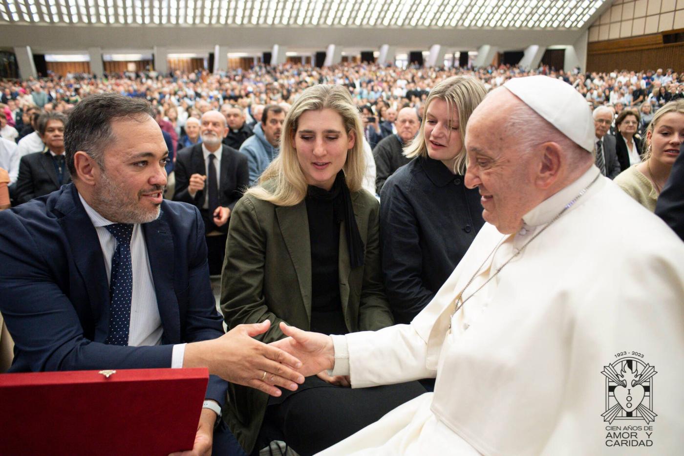 Álvaro Guardiola, hermano mayor de la cofradía del Amor, durante su encuentro con el Papa Francisco
