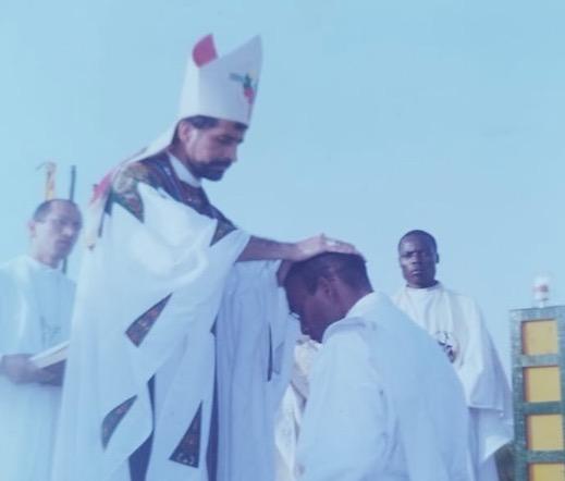 Ordenados en la Catedral, en un convento, en la iglesia del pueblo y en un estadio de fútbol