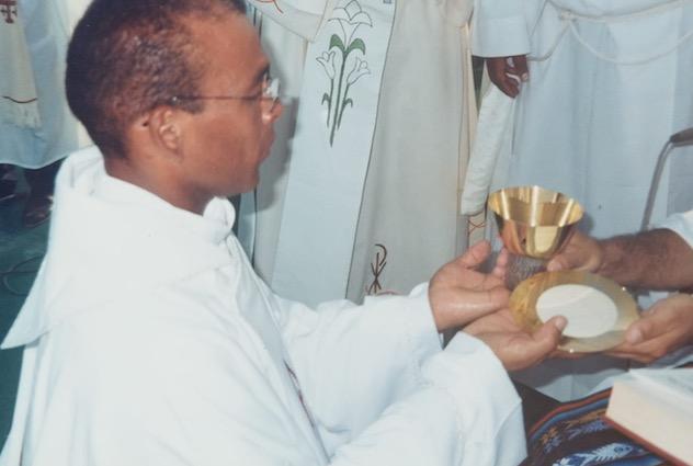 Ordenados en la Catedral, en un convento, en la iglesia del pueblo y en un estadio de fútbol
