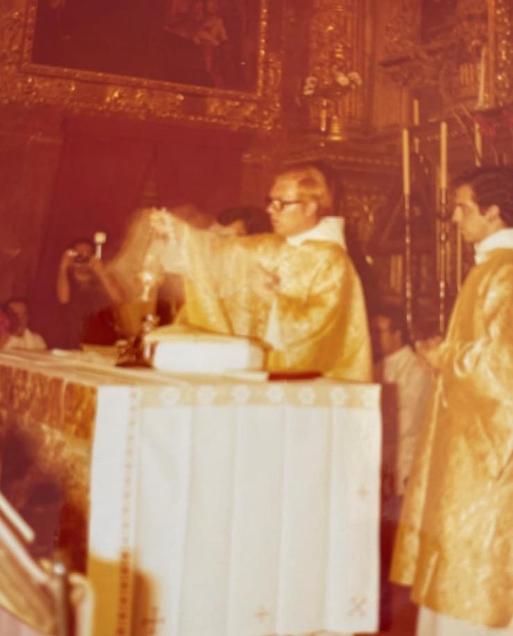 Ordenados en la Catedral, en un convento, en la iglesia del pueblo y en un estadio de fútbol